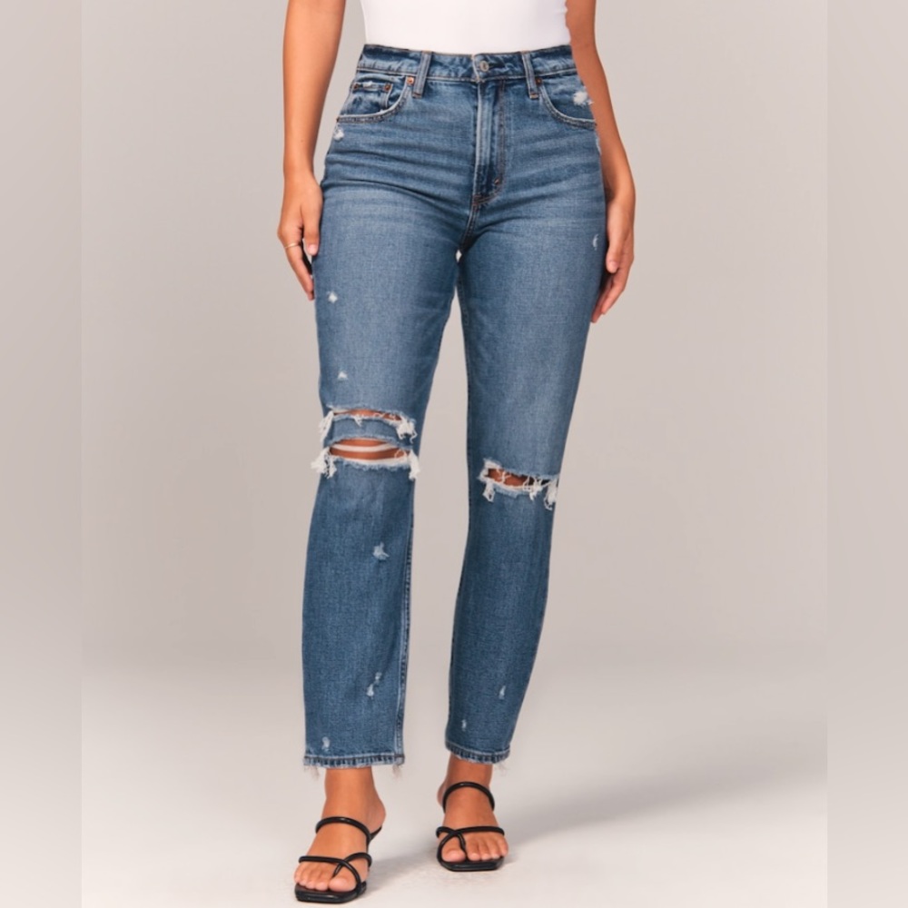 A&F NWOT Curve Love High Rise Mom Jean Medium Ripped Wash Size 29/8